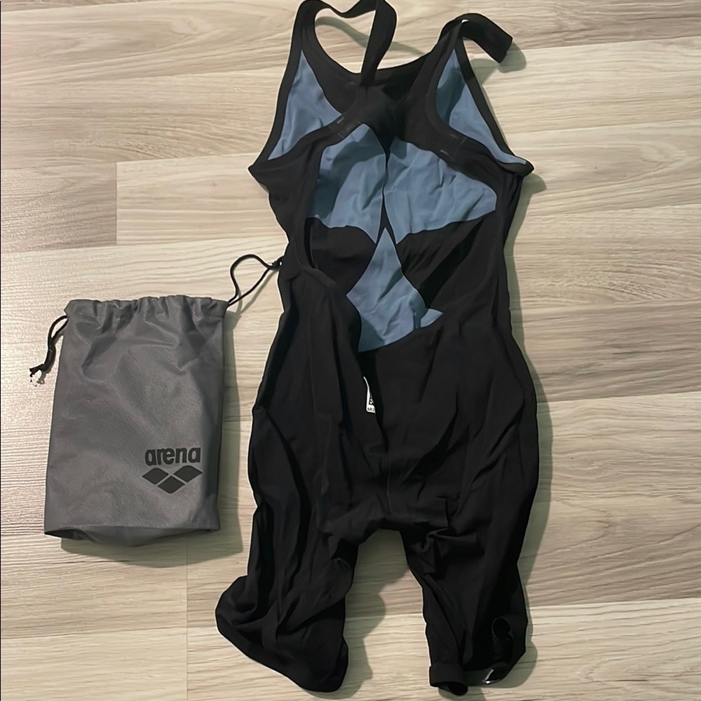 Arena Black and Gold Carbon Air 2.0 with bag